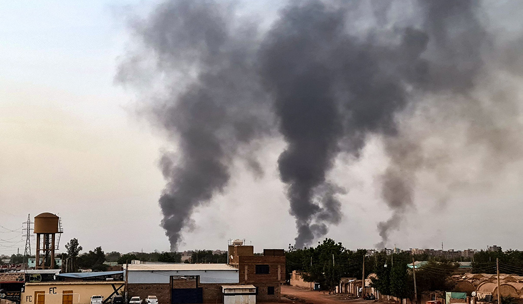 El humo causado por los bombardeos llenó el cielo sobre la capital el pasado 24 de mayo