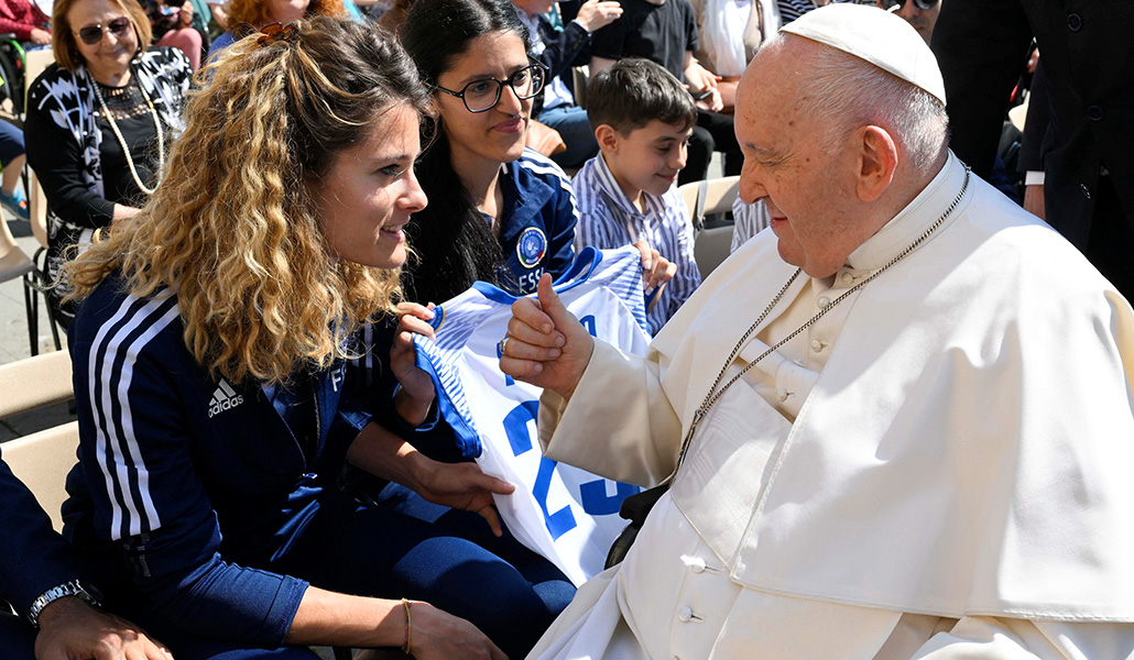 El Papa saluda a las deportistas durante la audiencia general el 24 de mayo