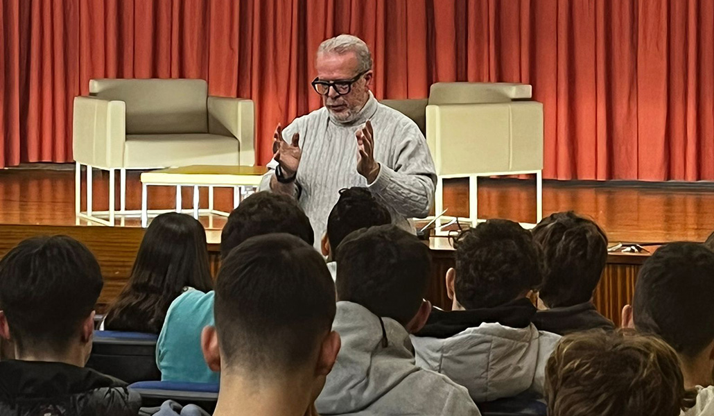 El ex guardia civil durante una charla en un colegio de Pamplona