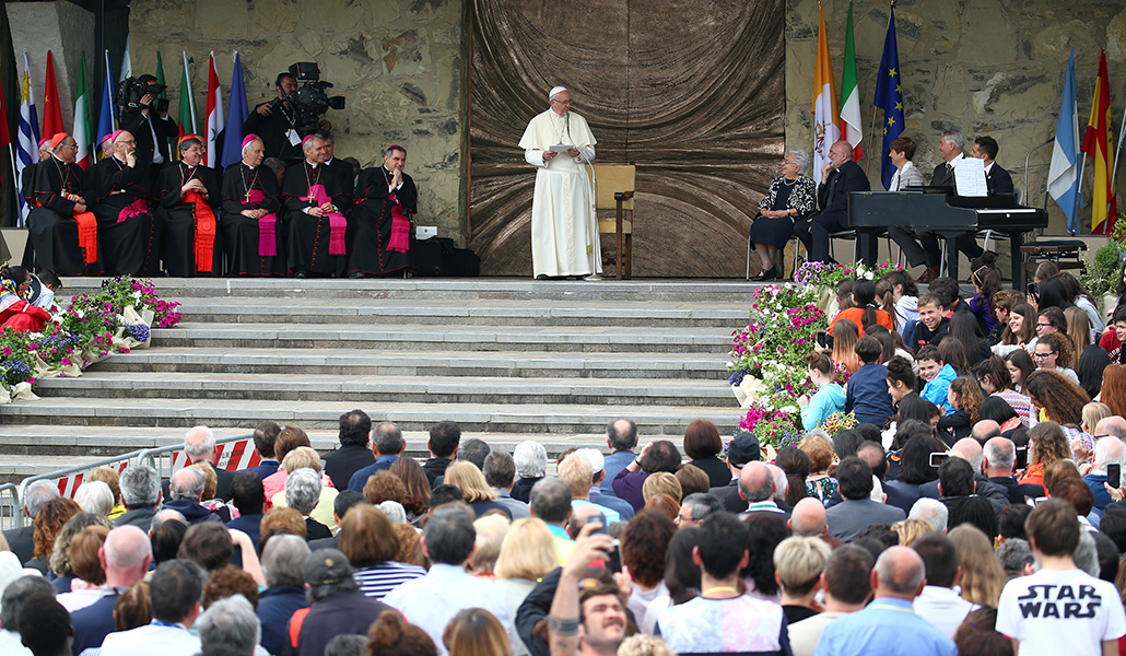 Francisco preside un encuentro con miembros de los focolares en el santuario María Theotokos, en Loppiano