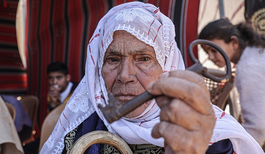 Una anciana muestra la llave de su casa en Gaza durante una manifestación en recuerdo de la Nakba el 1 de mayo