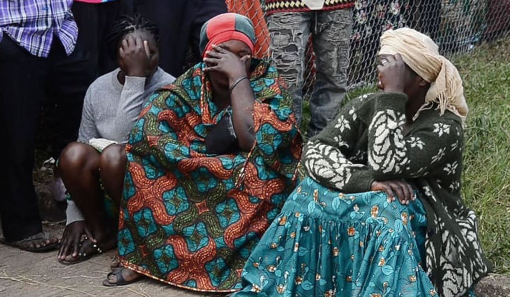 Vecinos de Mpondwe (Uganda) tras el ataque a la escuela