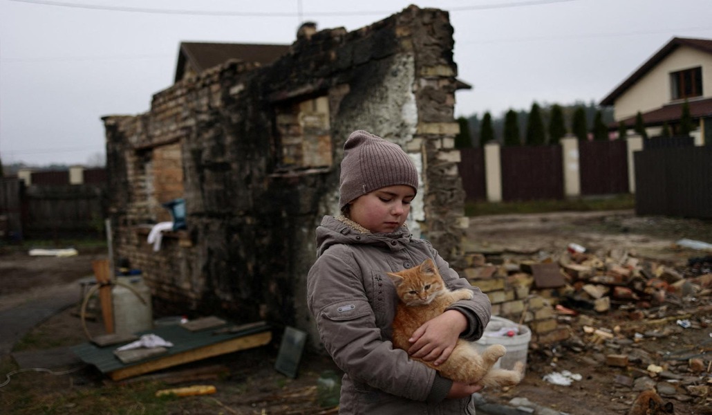 Yuliya Zaika, una niña ucraniana, juega con su gato en el pueblo de Moschuner Kyiv, Ucrania
