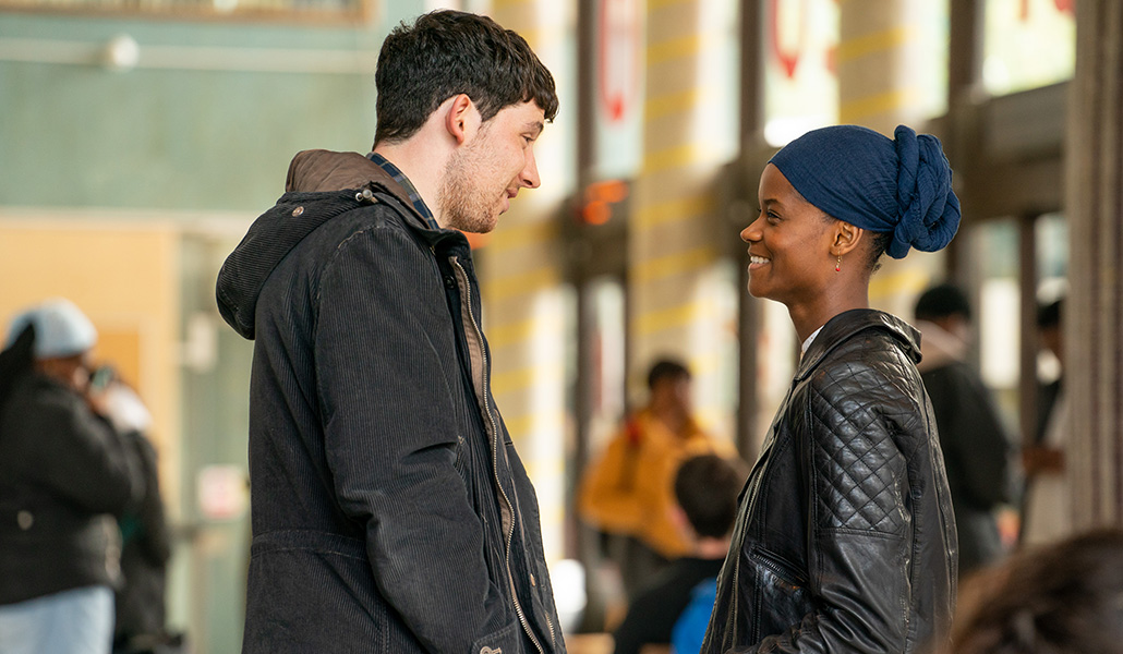 Conor (Josh O'Connor) es el gran apoyo de Aisha (Letitia Wright)