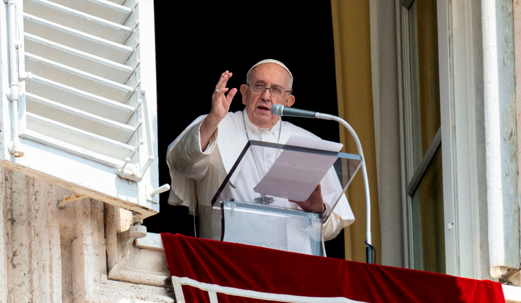El Papa Francisco saluda a los fieles