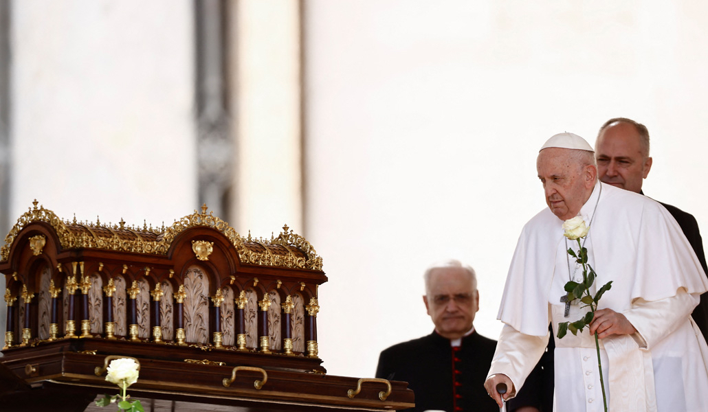 El Papa Francisco ante la urna con las reliquias de santa Teresita de Lisieux