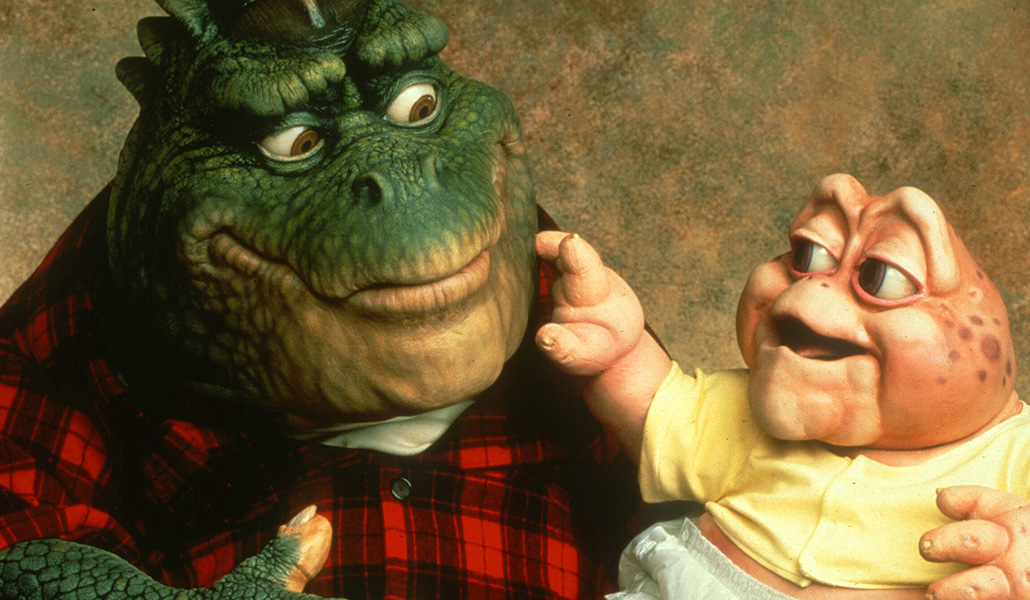 Papá Earl con Peque, el bebé de la familia Sinclair