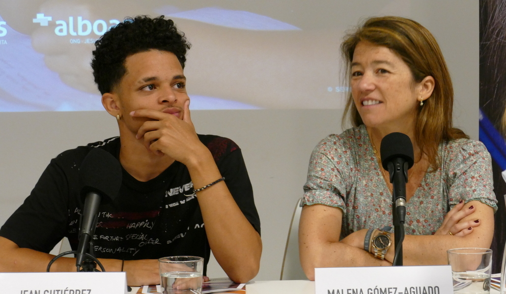 Jean y su profesora Malena durante la rueda de prensa