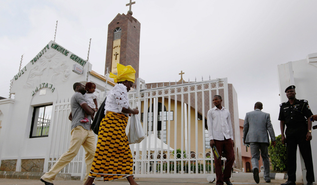 Fieles entran en la iglesia católica de la Santa Trinidad en Abuja, Nigeria