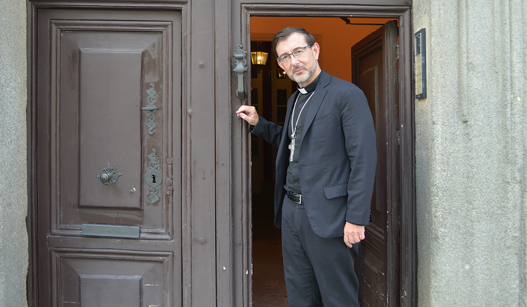 El arzobispo electo de Madrid en el edificio del palacio episcopal