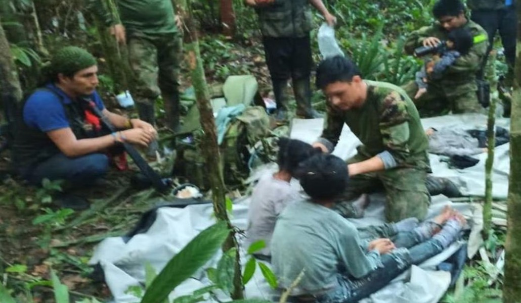 Instantes después de encontrar a los niños que han sobrevivido solos en la selva durante 40 días