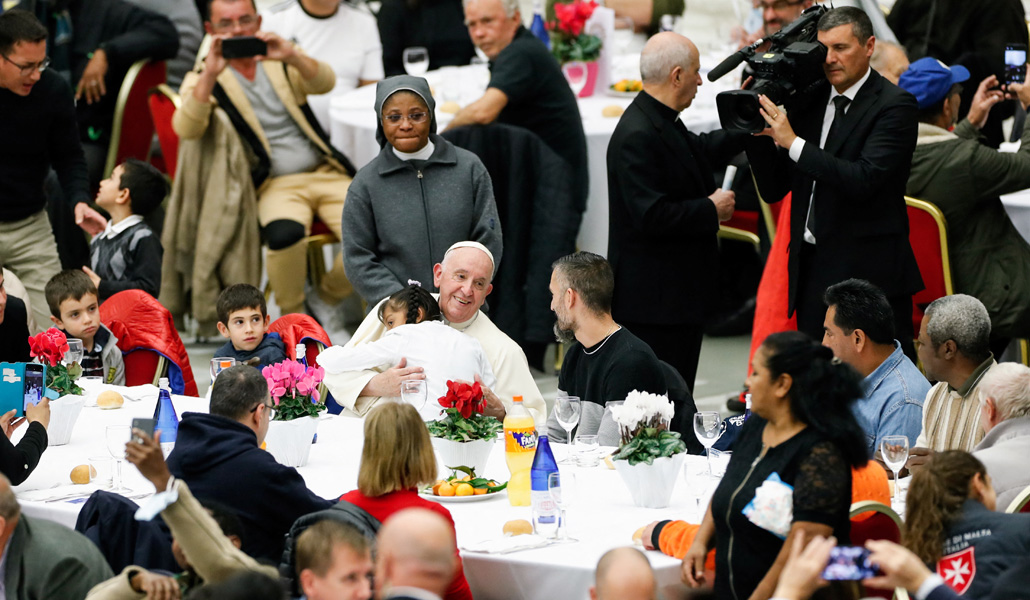 Francisco compartiendo mesa durante una Jornada Mundial de los Pobres