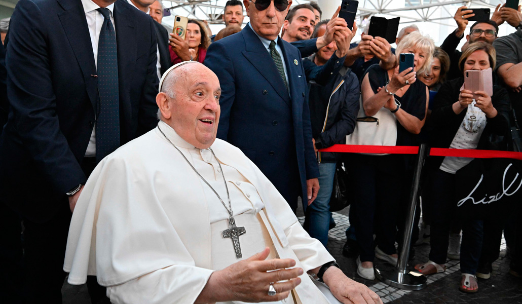 El Papa sale del Policlínico Gemelli tras diez días ingresado
