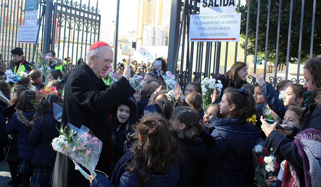 Ofrenda floral de los niños a la Virgen de la Almudena en 2017