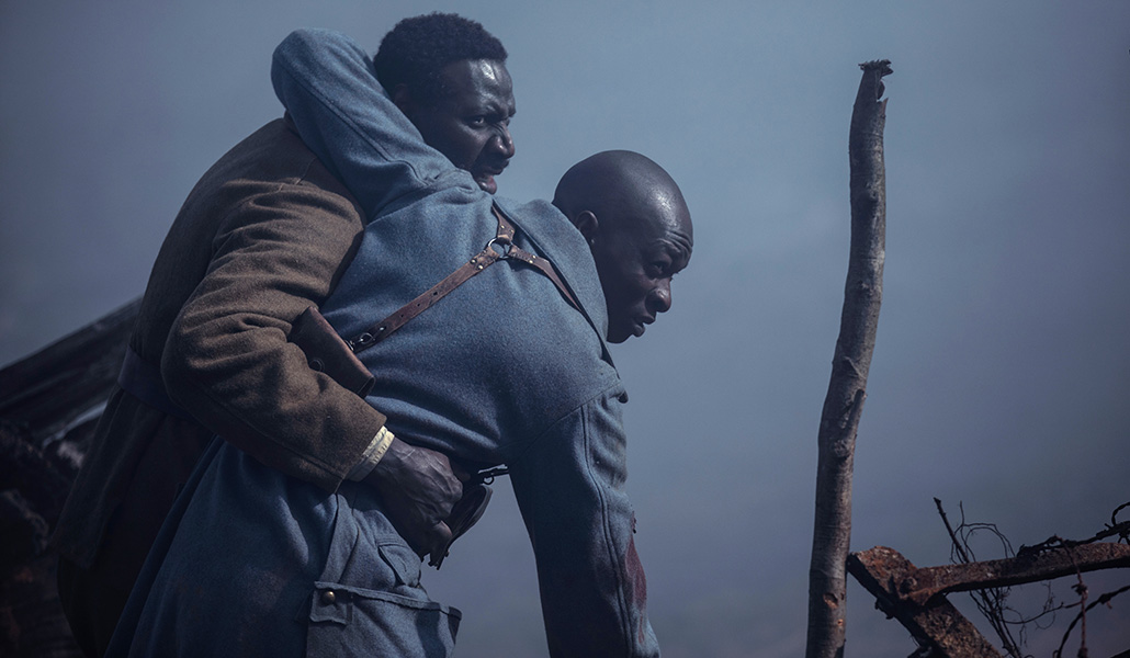 Omar Sy y Alassane Diong, que interpretan a padre e hijo, en el frente