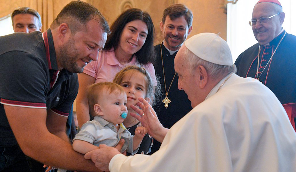 El Papa saluda a una familia durante la audiencia con miembros de la ROACO