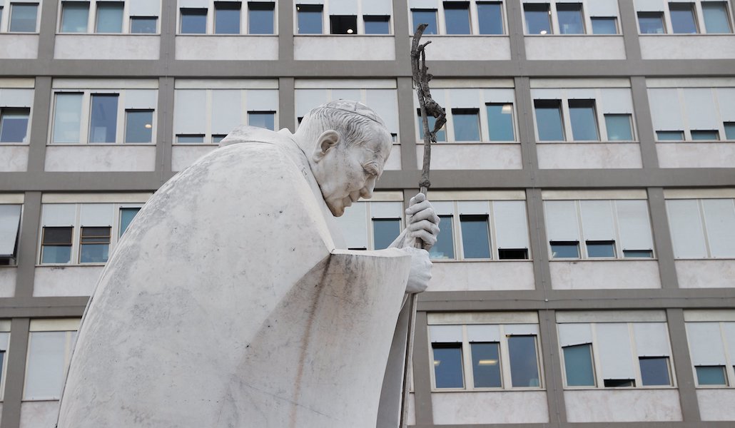 Vista exterior del hospital Gemelli en Roma, donde se encuentra el Papa Francisco