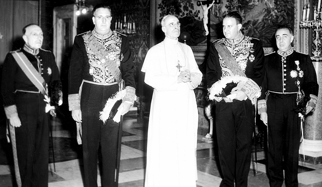 Pío XII junto a Alberto Martín Artajo, ministro de Asuntos Exteriores y Fernando Mª Castiella, embajador de España ante la Santa Sede, en 1953