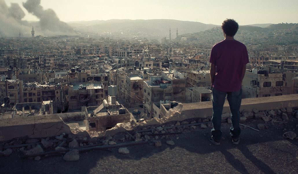Kamal (Aboubakr Bensaihi) observa una ciudad de Siria destruida por la guerra