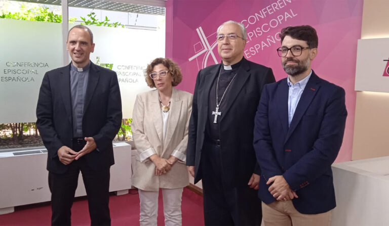 M.ª Carmen Ramírez y Fran Otero (derecha), junto a García Magán y el director de la Oficina de Información de la CEE