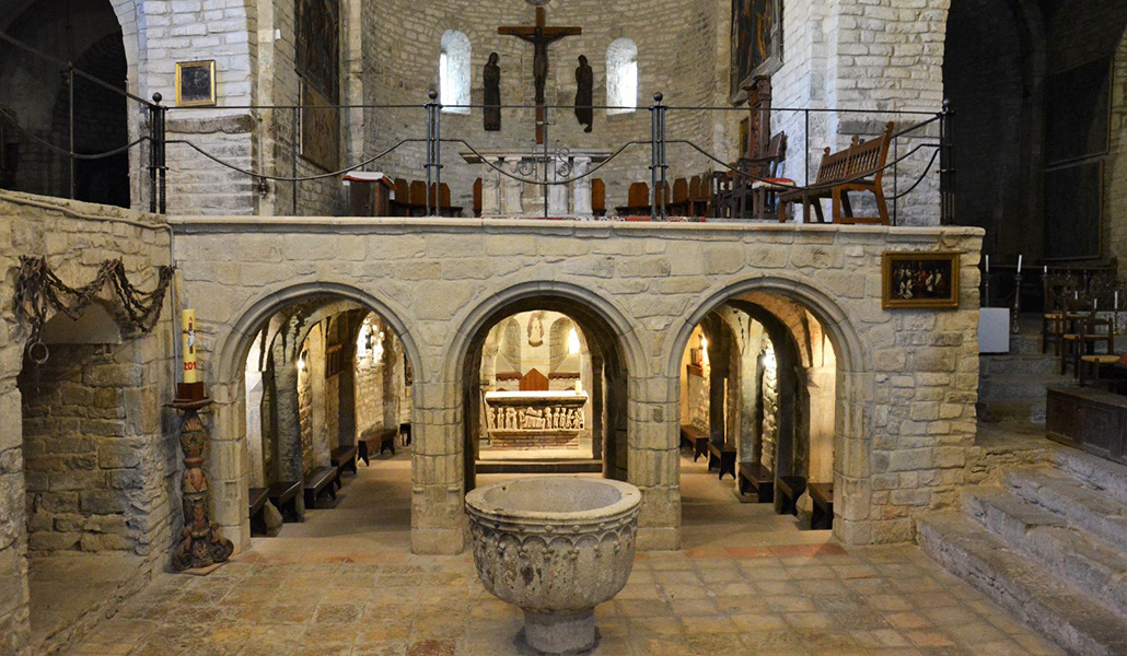 Excatedral de Roda de Isábena. Bajo el altar está excavada la cripta donde se encuentra el sarcófago de san Ramón