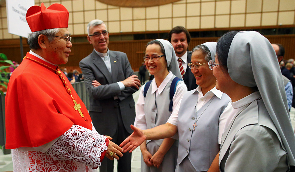 Maeda saluda a unas religiosas en el Vaticano después de ser creado cardenal el 29 de junio de 2018