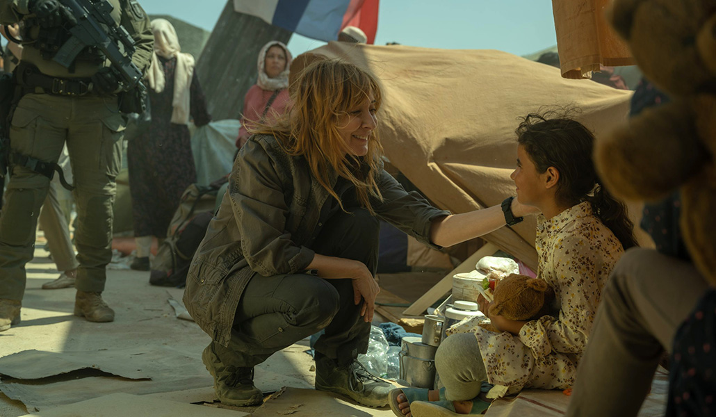 Nathalie Poza de misión en Afganistán en un episodio de la tercera temporada