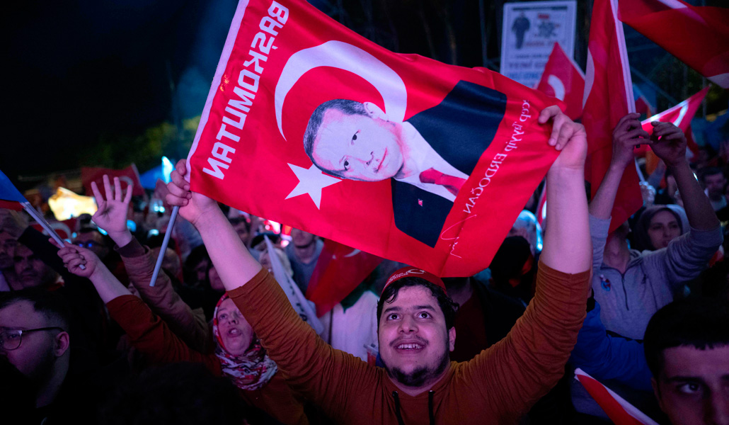 Partidarios de Erdogan celebran su victoria en Estambul el 28 de mayo de 2023