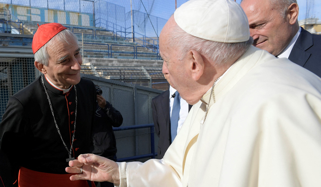 El Papa saluda al cardenal Zuppi durante el Congreso Eucarístico Nacional de Italia, en septiembre de 2022