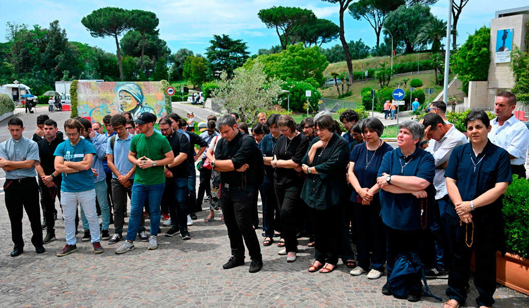 El 'Gruppo Preghiera Casa di Maria' reza fuera del hospital Gemelli donde está hospitalizado el Papa, en Roma el 11 de junio de 2023