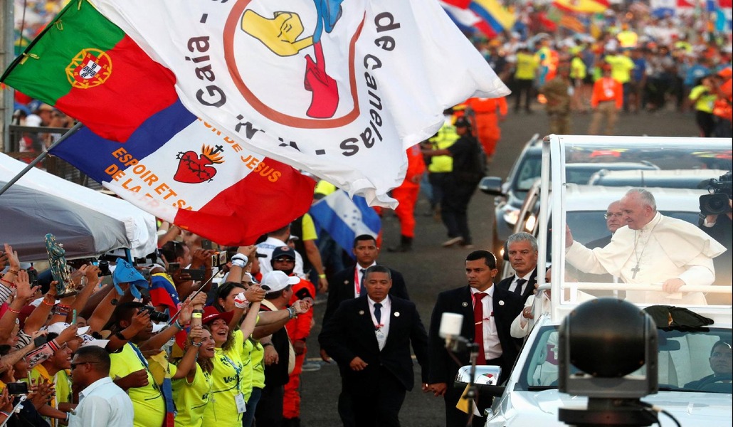 Francisco durante la JMJ de Panamá pasando cerca de una bandera de Portugal