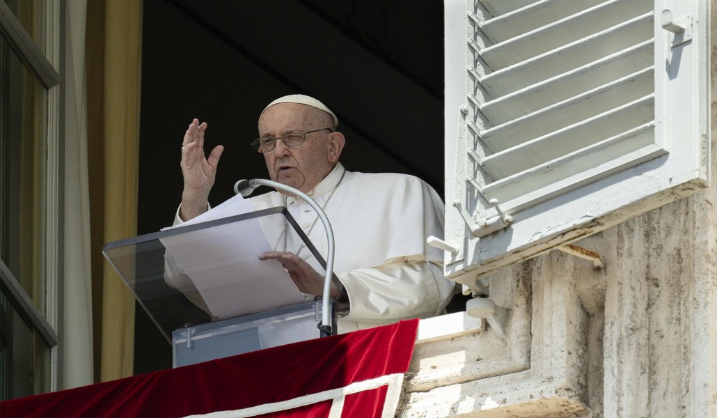 El Papa saluda a los 15.000 fieles que lo han acompañado desde la plaza de San Pedro