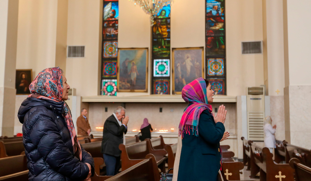 Celebración de la eucaristía en una iglesia en Teherán (Irán)