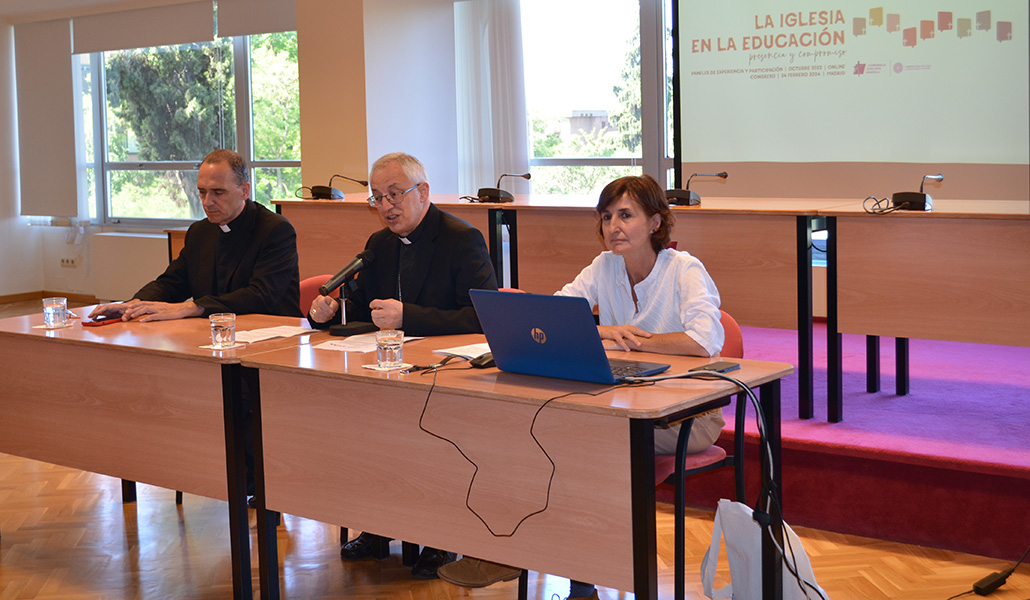 El obispo de Lugo, en el centro, durante la presentación del congreso en Madrid el pasado 15 de junio