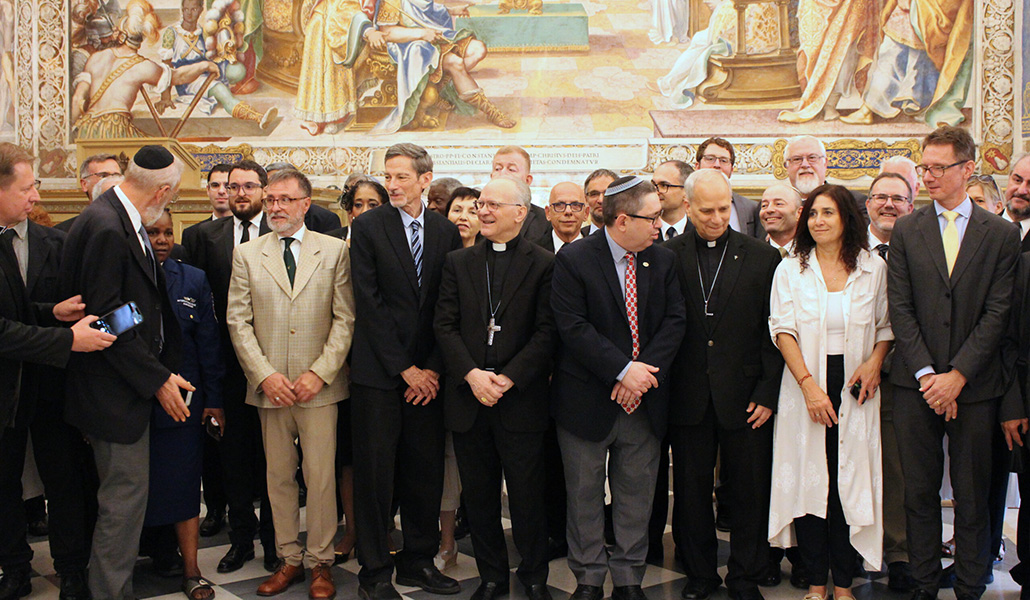 Estudiosos católicos, judíos y de otras confesiones en la Biblioteca Apostólica Vaticana el 19 de agosto de 202