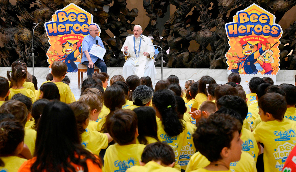 El Papa Francisco durante un encuentro con unos niños del centro veraniego, en el Vaticano, el 18 de julio de 2023