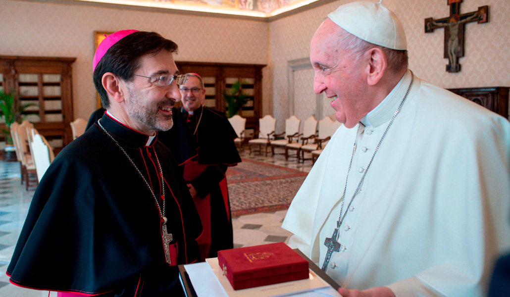 El Papa Francisco saluda al entonces obispo auxiliar de Madrid, José Cobo, durante la visita 'ad limina' de los obispos españoles en el Vaticano, el 28 de enero de 2022