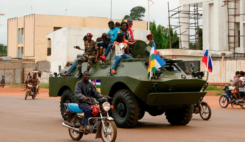 Un vehículo militar ruso patrulla las calles de Bangui (República Centroafricana)