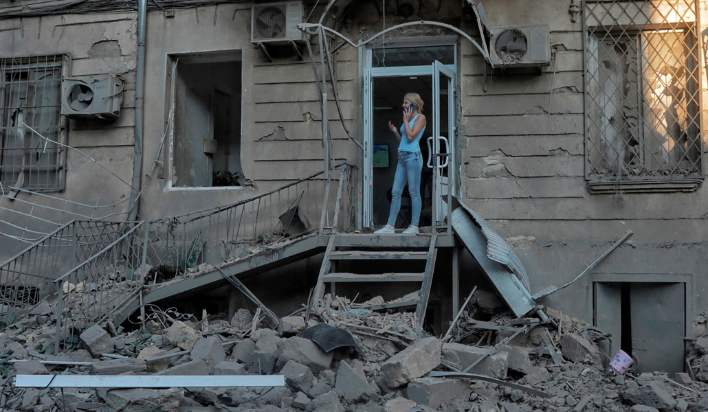 Una mujer en un edificio dañado durante los ataques con misiles rusos, en Odesa (Ucrania), el 23 de julio de 2023