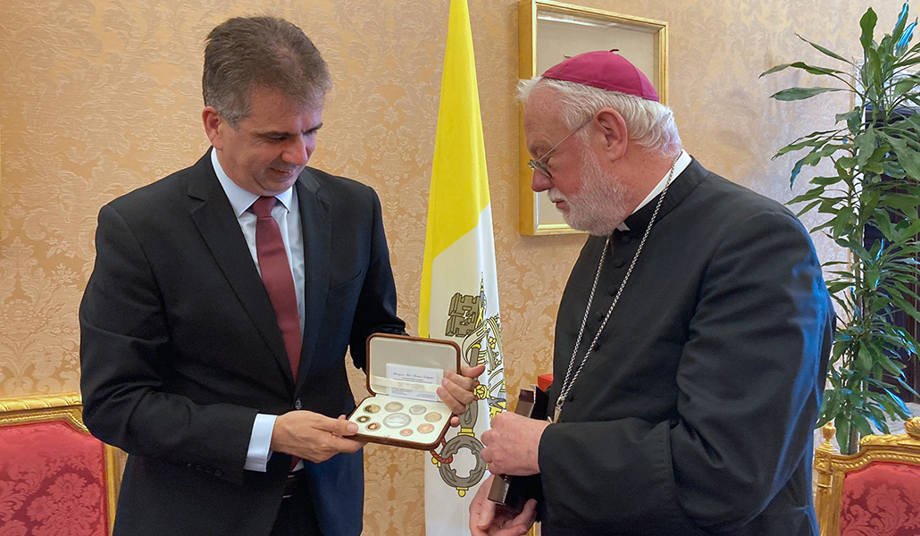 Eli Cohen entrega un obsequio al secretario vaticano para las Relaciones con los Estados.