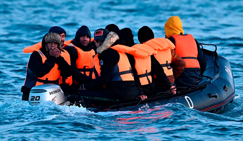 Un grupo de inmigrantes viajan en un bote inflable a través del Canal de la Mancha, con destino a Dover, en la costa sur de Inglaterra, el 5 de abril de 2023