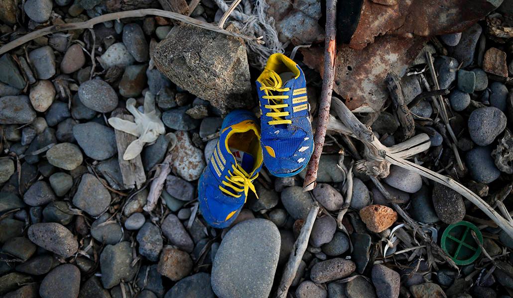 Zapatillas de un niño, aparecidas en la isla de Lesbos (Grecia)