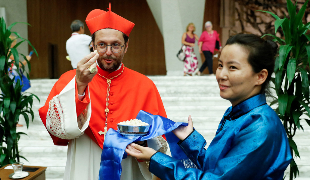 El cardenal Giorgio Marengo saluda a amigos y familiares en el Vaticano después de ser creado cardenal en el Vaticano, el 27 de agosto de 2022