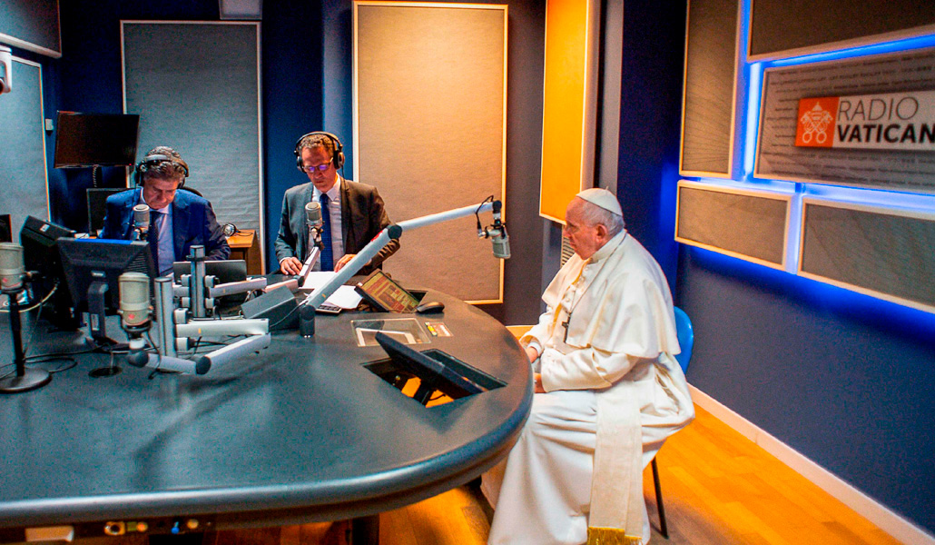 El Papa Francisco durante una visita a las instalaciones de Radio Vaticano