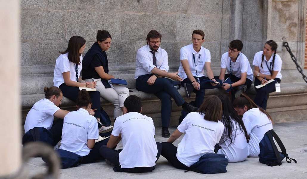 Juan Serrano junto a algunos de los participantes en Becas Europa