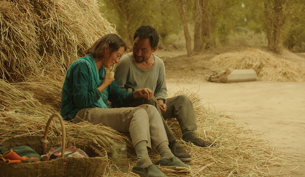 Guiying (Hai-Qing) y Ma (Renlin Wu) se demuestran el amor cuidándose mutuamente