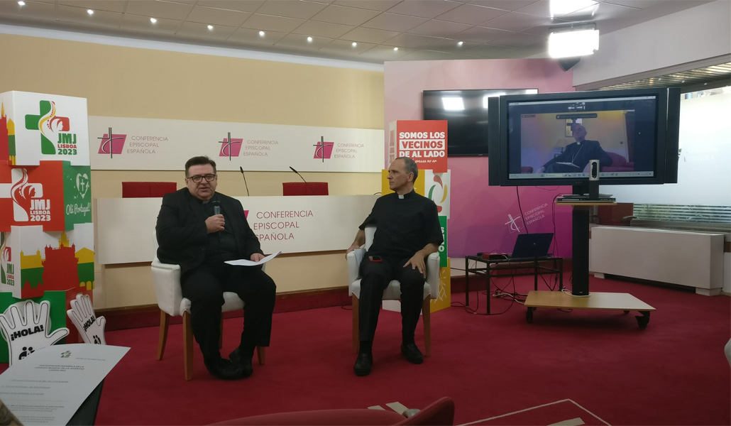 Tinajero y Josetxo Vera, director de la Comisión Episcopal para las Comunicaciones Sociales, durante la rueda de prensa. Arturo Ros habló por videoconferencia
