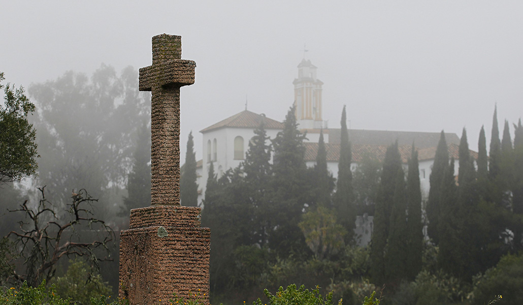 Estación del vía crucis. Al fondo el cenobio, en plena sierra cordobesa