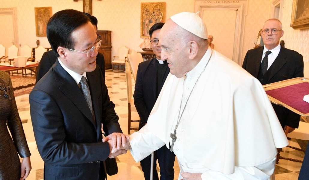 El presidente de Vietnam, Vo Van Thuong, con el Papa Francisco