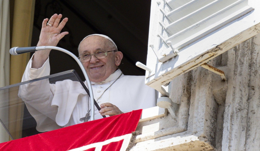 El Papa ha rezado el ángelus acompañado por unas 15.000 personas
